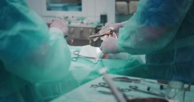 Cerrahi operasyon. Tıbbi cerrahi aletlere yakın çekim. Operasyon için hazırlık. Tıbbi cihaz ameliyat odasındaki masada yatıyor..
