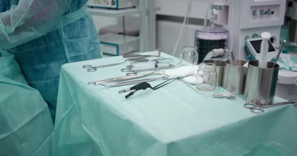 Operación quirúrgica. Primer plano de los instrumentos quirúrgicos médicos. Preparación para la operación. El instrumento médico está acostado en la mesa de la sala de cirugía.. — Vídeos de Stock
