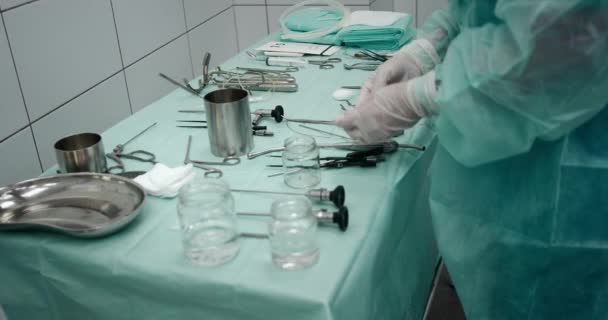Operação cirúrgica. Close-up de instrumentos cirúrgicos médicos. Preparação para a operação. O instrumento médico está em cima da mesa na sala de cirurgia.. — Vídeo de Stock