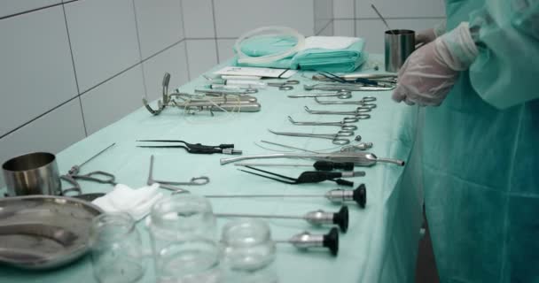 Operaţie chirurgicală. Închiderea instrumentelor chirurgicale medicale. Pregătirea pentru operaţie. Instrumentul medical se află pe masă în camera chirurgicală. — Videoclip de stoc