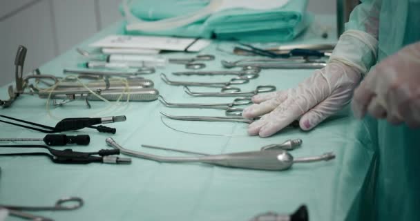 Operazione chirurgica. Primo piano degli strumenti chirurgici medici. Preparazione per l'operazione. Lo strumento medico è sdraiato sul tavolo operatorio. — Video Stock