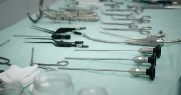 Operação cirúrgica. Close-up de instrumentos cirúrgicos médicos. Preparação para a operação. O instrumento médico está em cima da mesa na sala de cirurgia.. — Vídeo de Stock