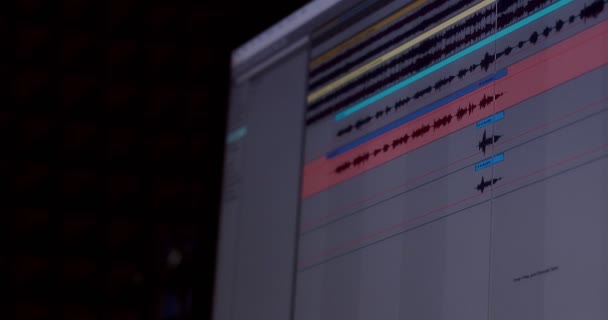 Pantalla de ordenador con interfaz de programa con reproducción de pistas de canciones. — Vídeo de stock