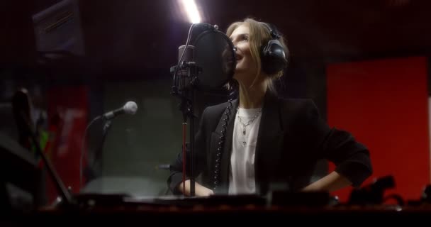 Красивая женщина поет песню о любви в студии звукозаписи — стоковое видео