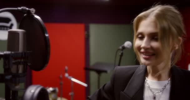 Bella donna canta una canzone d'amore in studio di registrazione — Video Stock
