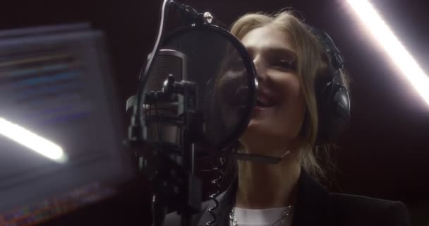 Mooie vrouw zingt een liefde lied in opname studio — Stockvideo