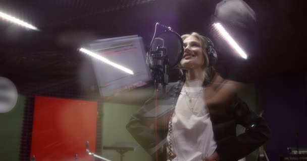 Hermosa mujer canta una canción de amor en el estudio de grabación — Vídeos de Stock