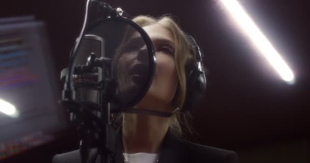Vacker kvinna sjunger en kärlekssång i inspelningsstudio — Stockvideo