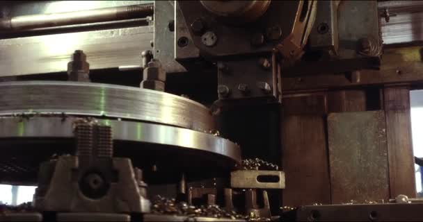 Otomatik torna. Modern bir üretim tesisinde metal kesme işlemi. — Stok video