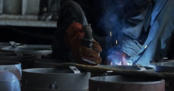En professionell svetsare tillverkar stålkonstruktioner på fabriken. — Stockvideo