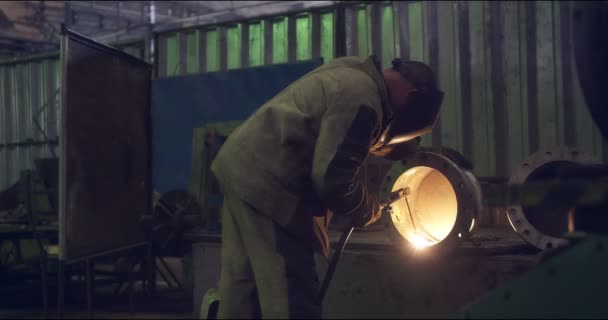 Een professionele lasser maakt staalconstructies in de fabriek. — Stockvideo