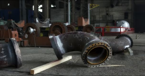 Courbures de tuyaux en acier à l'usine d'équipement de raffinerie. — Video