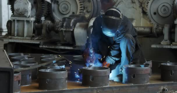 Egy profi hegesztő acélszerkezeteket készít a gyárban.. — Stock videók