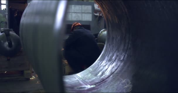 En professionell arbetare i skyddsmask arbetar med en kvarn i en fabrik — Stockvideo