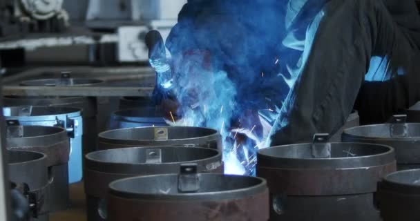 Profesyonel bir kaynakçı fabrikada çelik yapılar yapar.. — Stok video