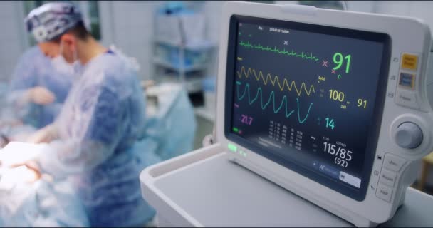 Dispositivo artificiale di ventilazione polmonare. Cardiofrequenzimetro durante l'intervento — Video Stock