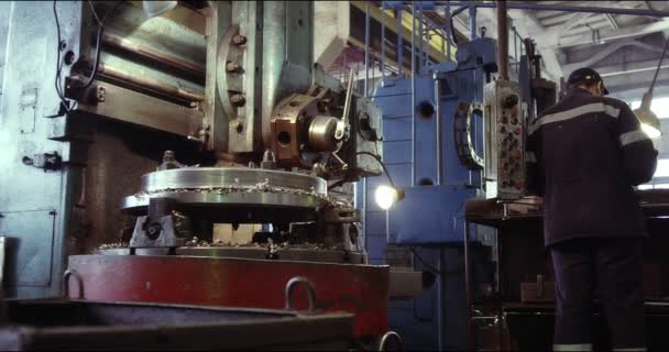 Torno automatizado. El proceso de corte de metal en una instalación de producción moderna. — Vídeo de stock