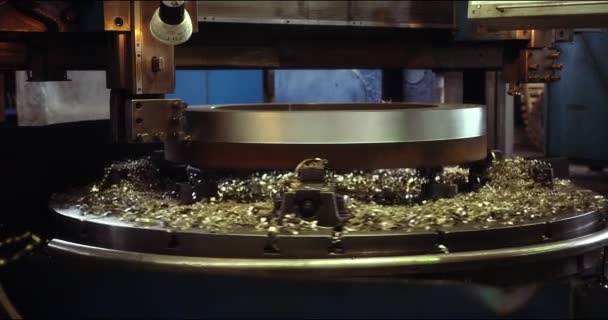 Torno automatizado. El proceso de corte de metal en una instalación de producción moderna. — Vídeo de stock