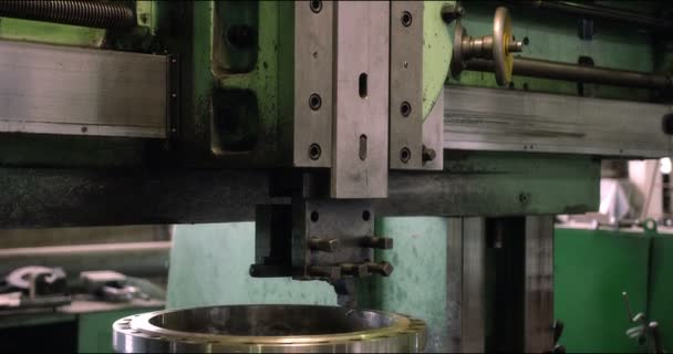 Torno automatizado. O processo de corte de metal em uma instalação de produção moderna. — Vídeo de Stock