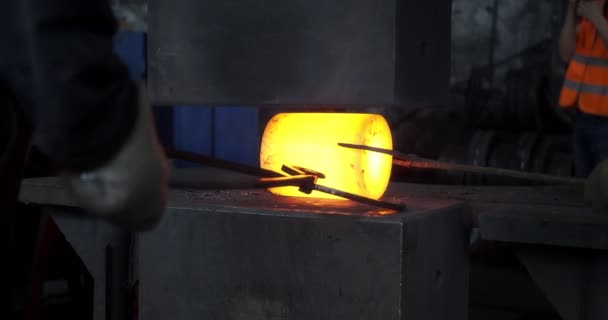 Ковка горячего металла. Производство тяжелой промышленности и крупных металлоконструкций — стоковое видео