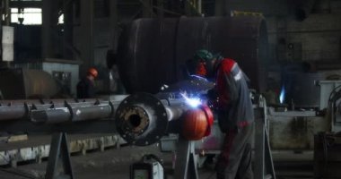 Profesyonel bir kaynakçı fabrikada çelik yapılar yapar.. 