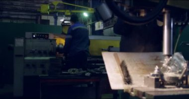 Otomatik torna. Modern bir üretim tesisinde metal kesme işlemi.