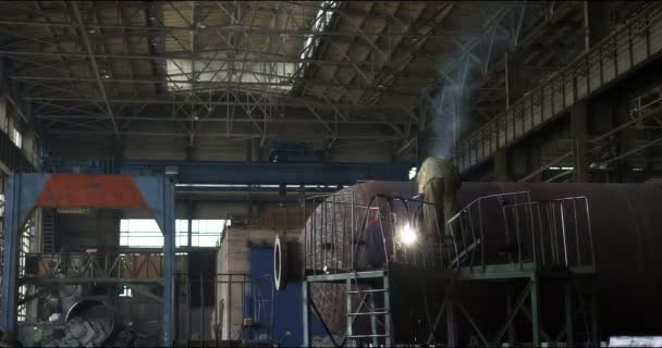 Um soldador profissional faz estruturas de aço na fábrica. — Vídeo de Stock