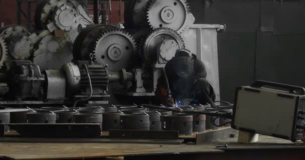 Profesionální svářeč vyrábí ocelové konstrukce v továrně. — Stock video