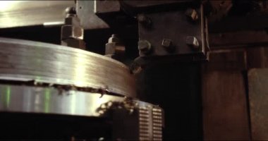 Otomatik torna. Modern bir üretim tesisinde metal kesme işlemi.
