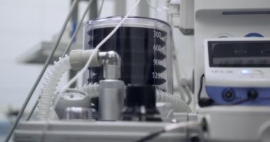 Yapay akciğer havalandırma cihazı. Ameliyat sırasında kalp monitörü