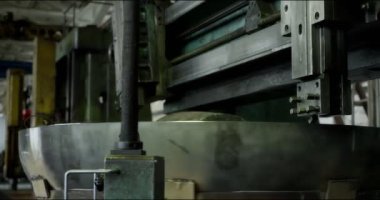 Otomatik torna. Modern bir üretim tesisinde metal kesme işlemi.