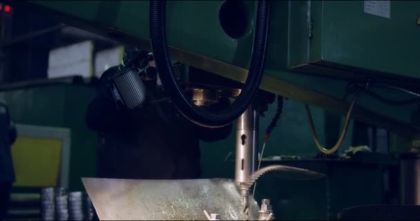 Torno automatizado. El proceso de corte de metal en una instalación de producción moderna. — Vídeos de Stock