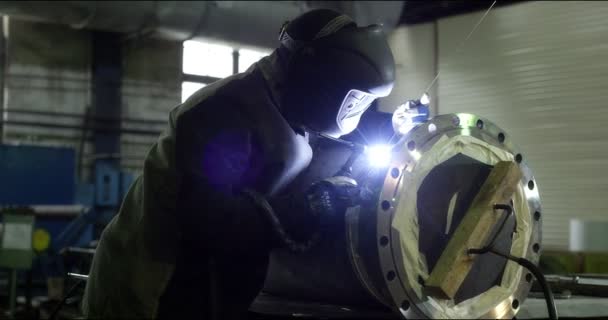 Profesjonalny spawacz produkuje konstrukcje stalowe w fabryce. — Wideo stockowe
