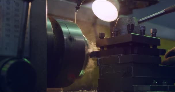 Een professionele werker met een beschermend masker werkt met een slijper in een fabriek — Stockvideo