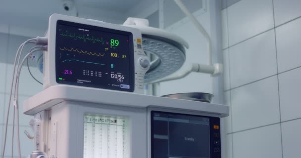 인공 폐환기 장치. 수술중의 심장 모니터 — 비디오