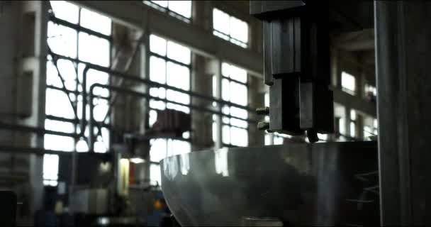 Torno automatizado. O processo de corte de metal em uma instalação de produção moderna. — Vídeo de Stock