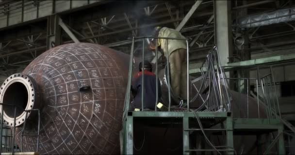 Un trabajador profesional con una máscara protectora trabaja con una amoladora en una fábrica — Vídeos de Stock