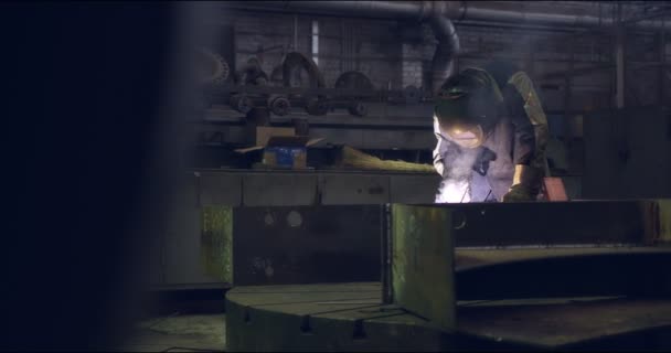 Un lavoratore professionista con una maschera protettiva lavora con un macinino in una fabbrica — Video Stock