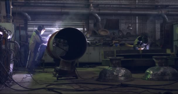 プロの溶接機は工場で鋼構造を作ります. — ストック動画