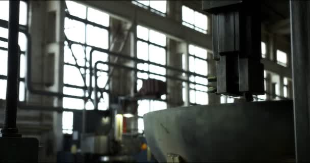Geautomatiseerde draaibank. Het proces van metaalsnijden in een moderne productiefaciliteit. — Stockvideo
