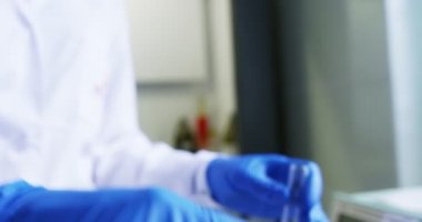 Makine yağı üretim tesisi. Gri plastik şişeler motor yağını doldurmak ve paketlemek için konveyör hattı boyunca hareket eder. Endüstriyel işletmeler için kayganlaştırıcı geliştirme, depolama ve tedarik. Kırmızı kamera..