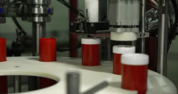 机械油生产厂 红色塑料瓶沿着输送线移动 以填充和包装润滑剂 工业企业机械油的开发 储存和供应 用红色摄像机拍摄 — 图库视频影像