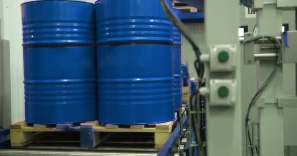 機械油生産工場 グレーのペットボトルはコンベアラインに沿って移動し モーターオイルを充填してパックします 産業企業のための潤滑剤の開発 赤カメラ — ストック動画