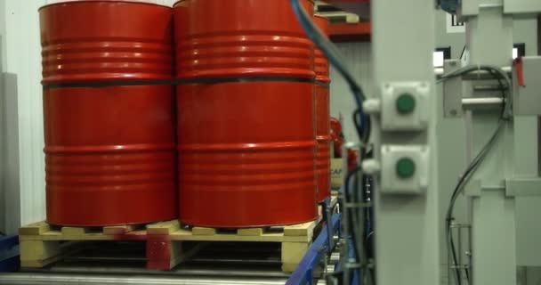 Μονάδα Παραγωγής Λαδιού Μηχανής Γκρι Πλαστικά Μπουκάλια Κινούνται Κατά Μήκος — Αρχείο Βίντεο