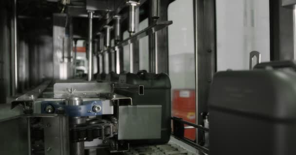 Машинный Завод Серые Пластиковые Бутылки Движутся Вдоль Конвейерной Линии Заполнить — стоковое видео