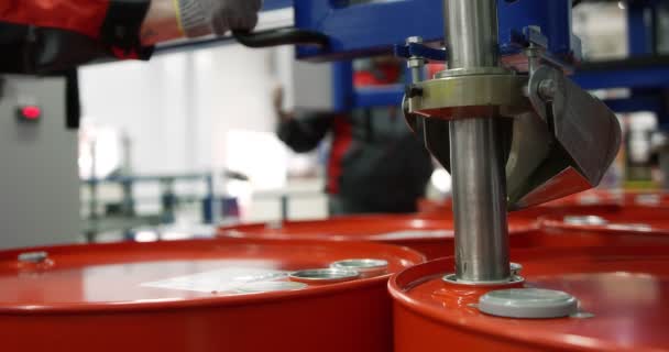 機械油生産工場 グレーのペットボトルはコンベアラインに沿って移動し モーターオイルを充填してパックします 産業企業のための潤滑剤の開発 赤カメラ — ストック動画