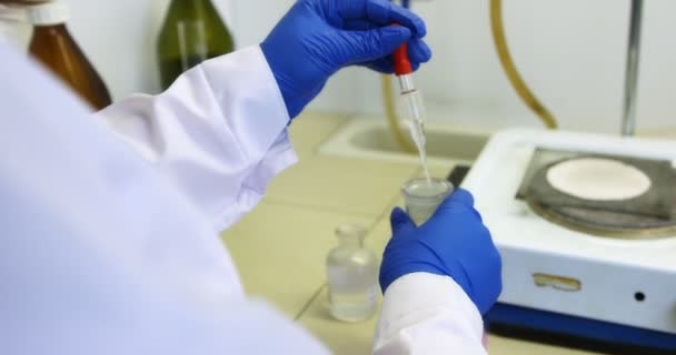 Laboratoriumassistent Een Chemisch Laboratorium Bewaakt Kwaliteit Van Grondstoffen Machineolieproducten Aan — Stockvideo