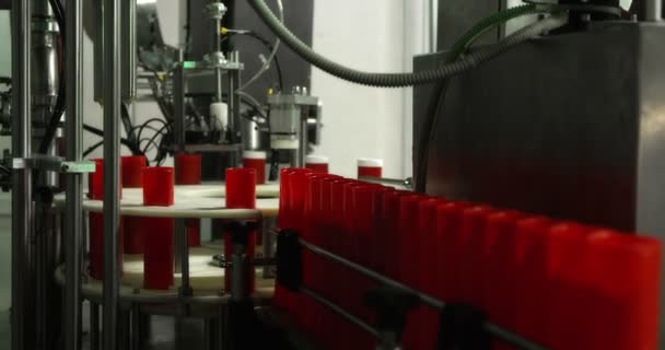 Mesin Pabrik Produksi Minyak Botol Plastik Merah Bergerak Sepanjang Garis — Stok Video