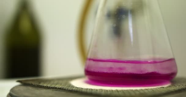Vegyipari Laboratórium Egy Üveglombik Buborékos Rózsaszín Folyadékkal Motorolaj Kenőanyagok Gyártására — Stock videók