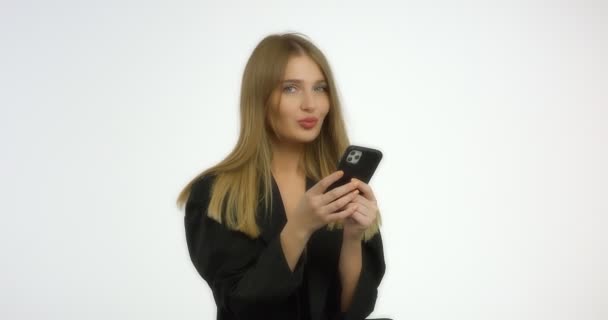 Όμορφη γυναίκα πληκτρολογώντας ένα μήνυμα στο τηλέφωνο και συζητά. — Αρχείο Βίντεο